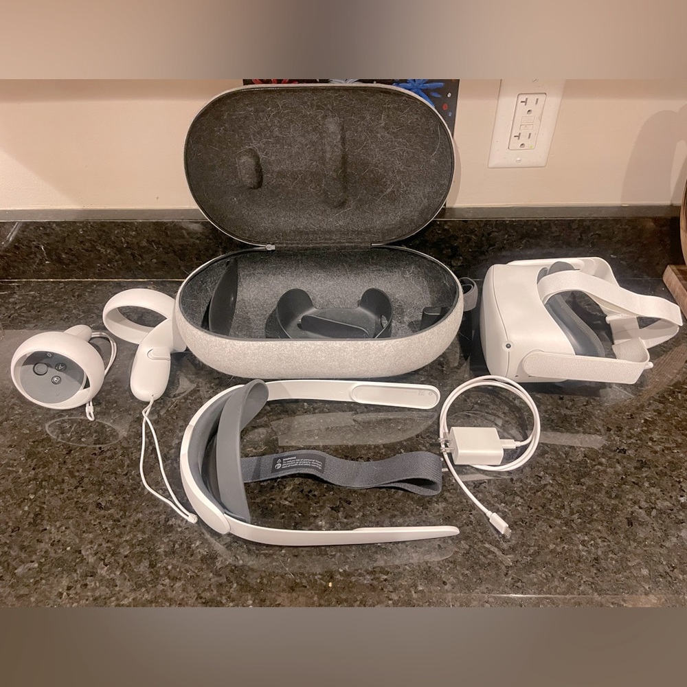 Oculus Quest 2 128G along with carrying case and elite comfort strap